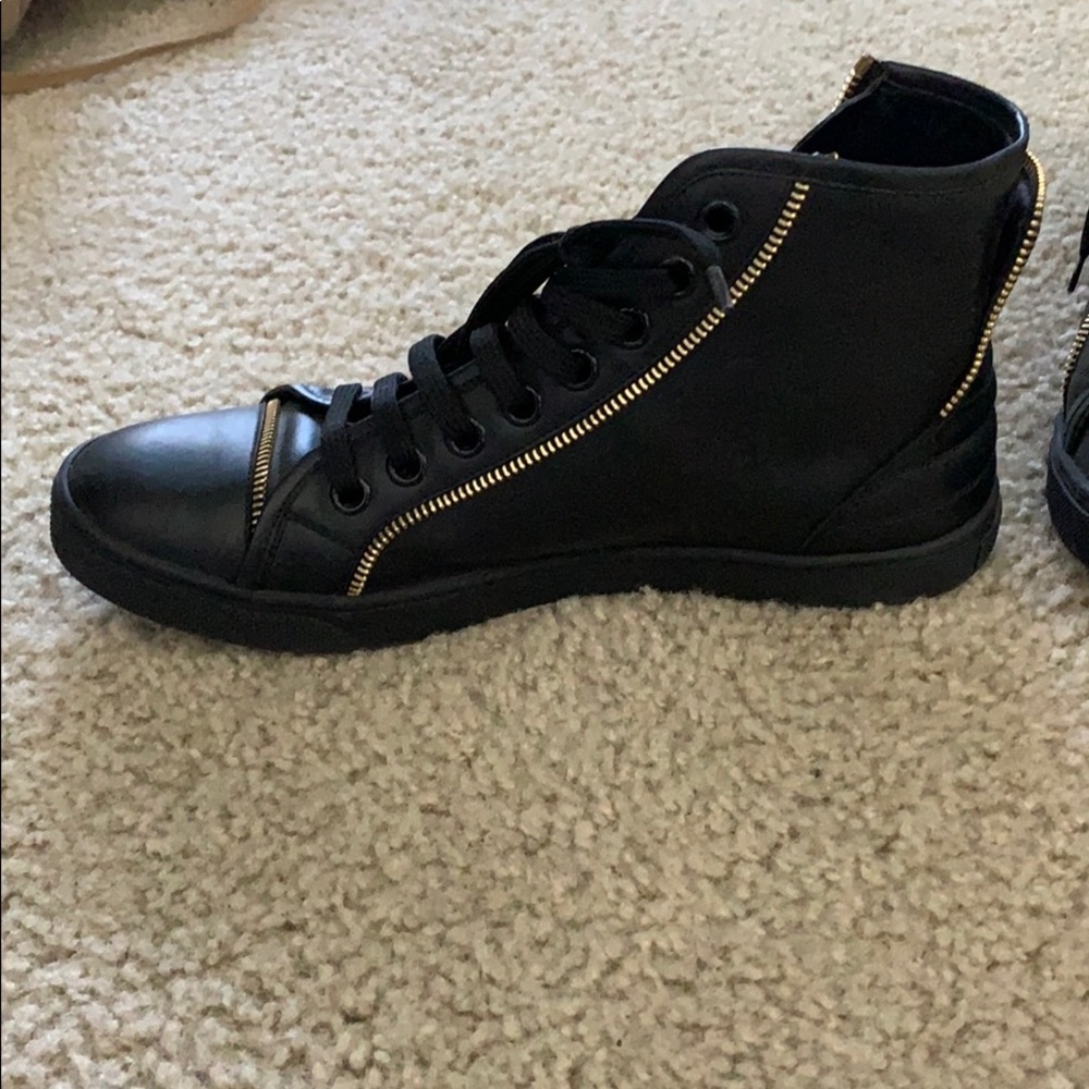 Louis Vuitton Sneaker - Picture 2 of 5